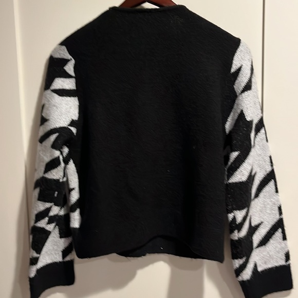 H&M cardigan, fun pattern, black and white size small runs oversized - Picture 3 of 3